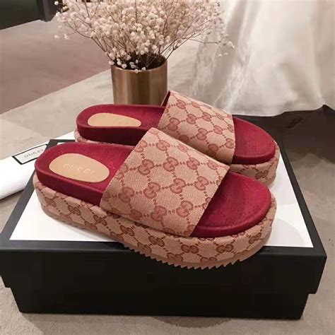 gucci sandles.|Gucci slippers women.